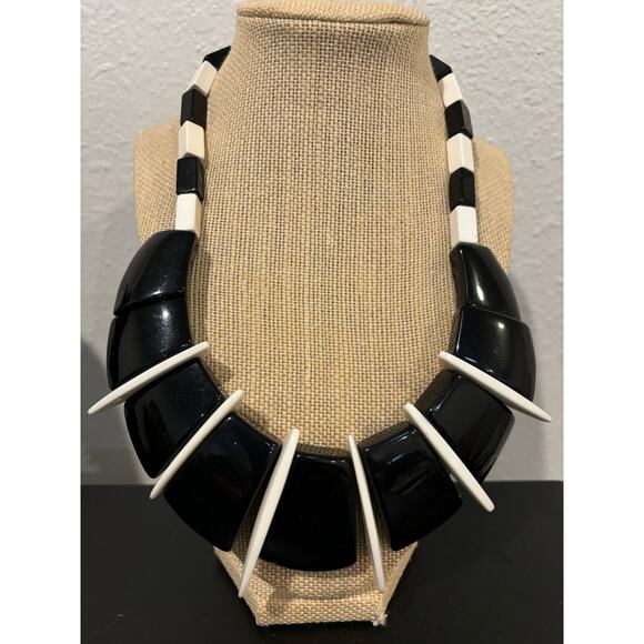 Vintage Plastic Necklace Retro Black White Geometric - Picture 1 of 4